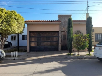 CASA EN VENTA 2 REC FRAC PRADOS DEL SUR AMUEBLADA