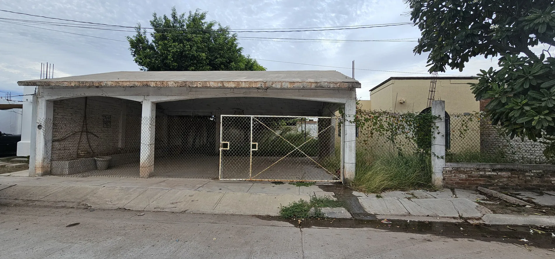 CASA EN VENTA CON TERRENO RESIDENCIAL PASEO ALAMEDA