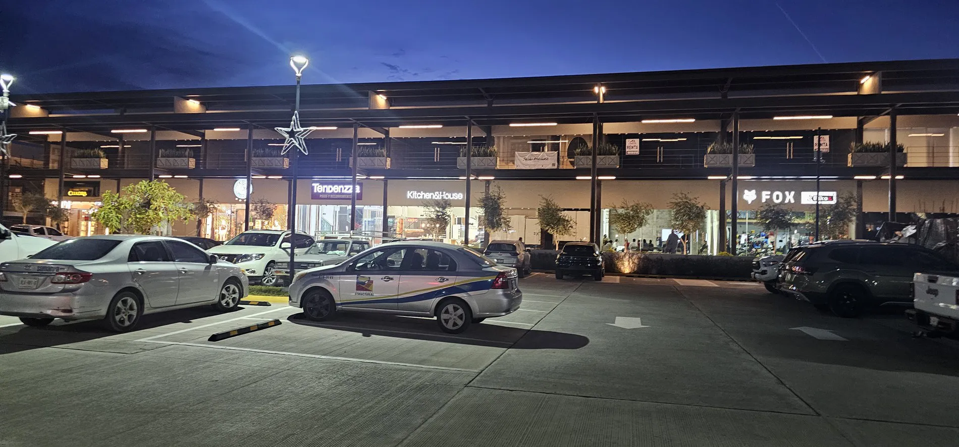 LOCALES COMERCIALES PLAZA ALCAZAR